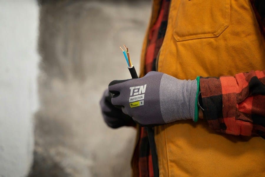 Électricien qualifié travaillant sur une installation